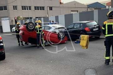 Vuelco de un turismo en la entrada a Las Huesas desde la GC-1/TA.